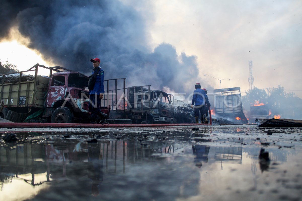 KEBAKARAN GUDANG PENYIMPANAN KARTON BEKAS ANTARA Foto