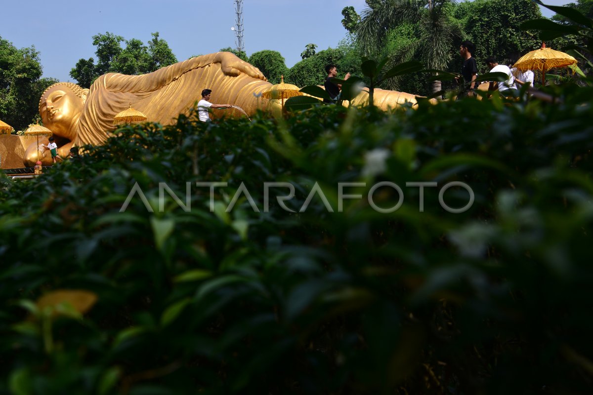 Ritual Cuci Patung Buddha Antara Foto