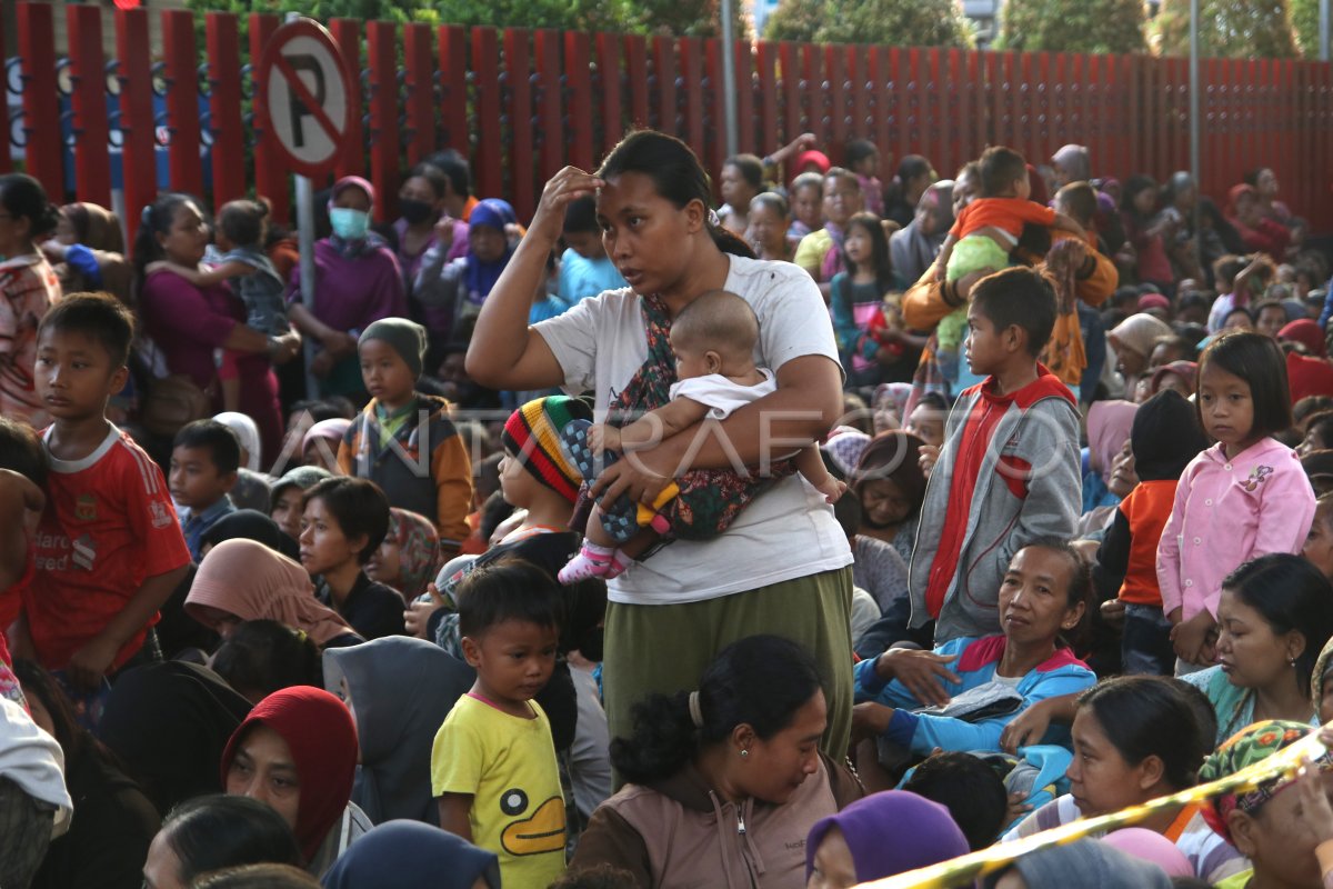 Pembagian Sedekah Menjelang Idul Fitri Antara Foto