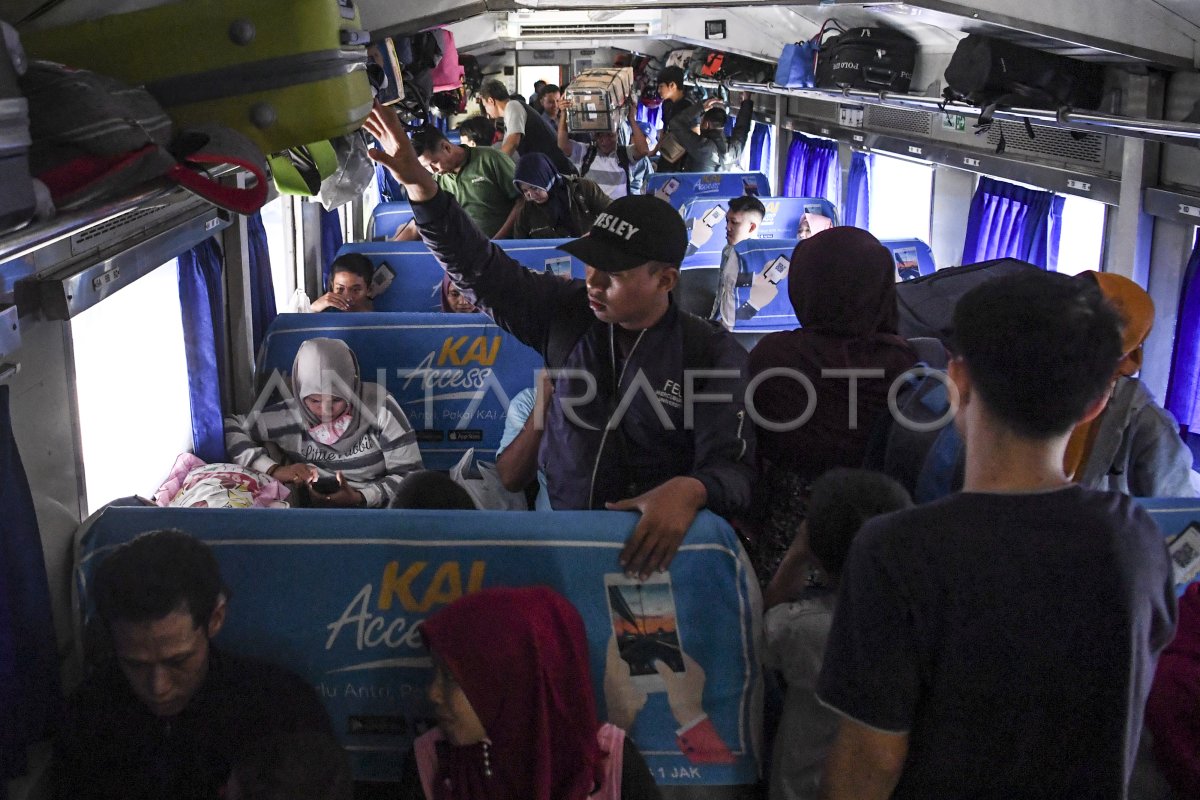 ARUS MUDIK STASIUN SENEN ANTARA Foto