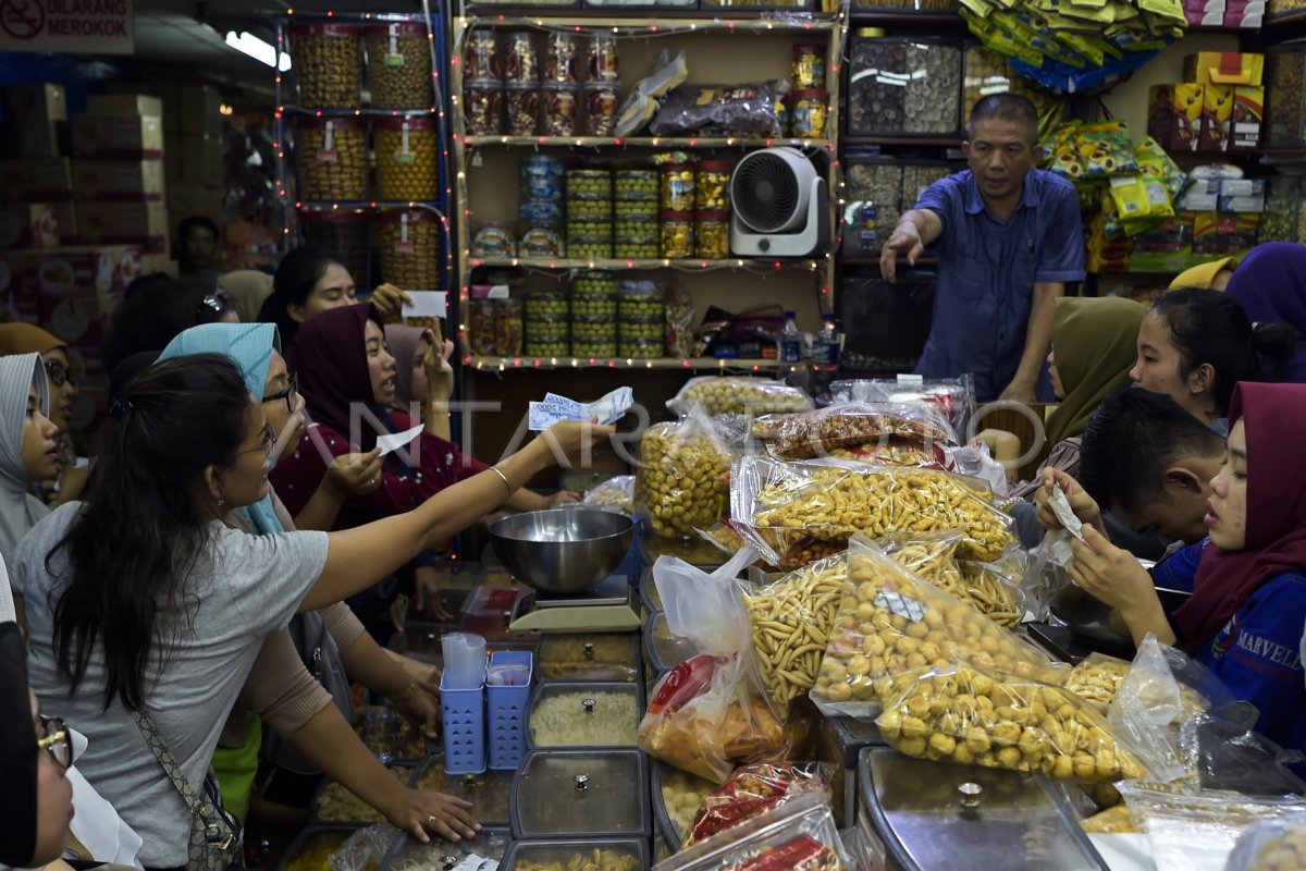 PERMINTAAN KUE KERING MENINGKAT ANTARA Foto