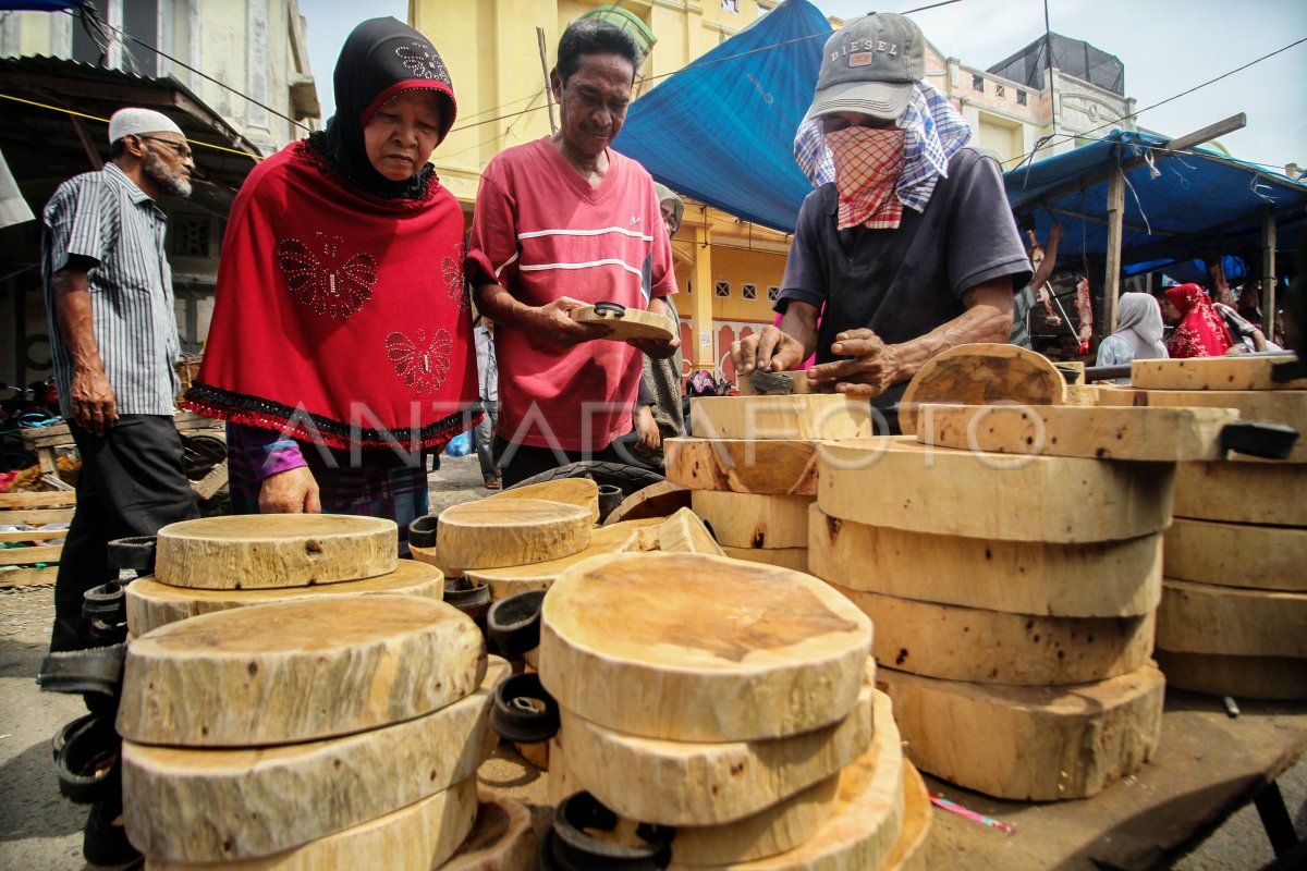 Bantalan Limbah Kayu Antara Foto