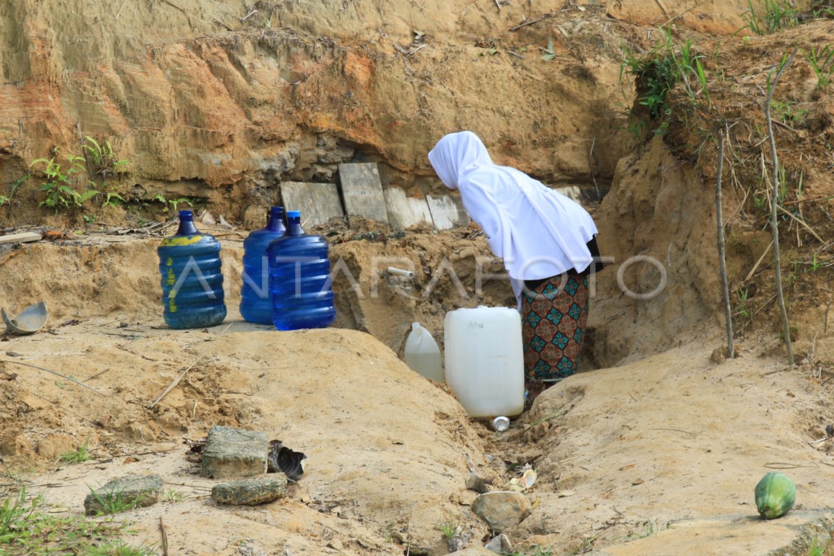 Kesulitan Air Bersih Antara Foto