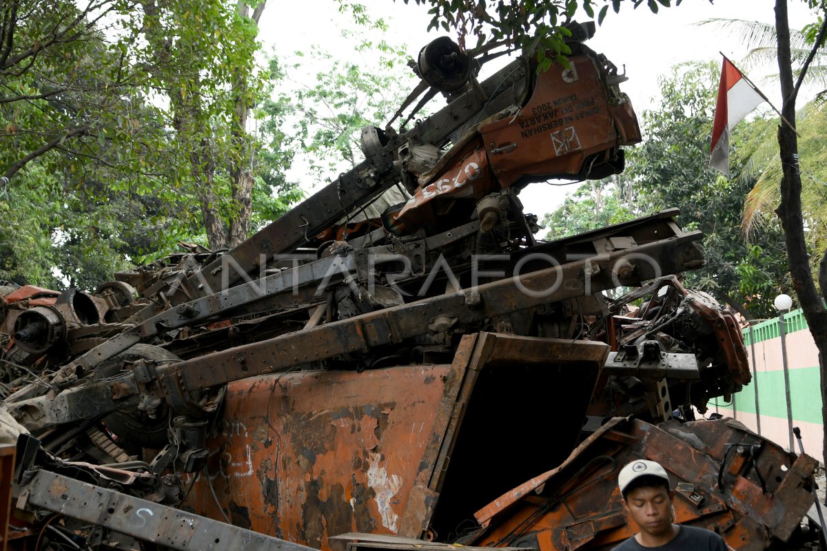 Bangkai Truk Sampah Dinas Lingkungan Hidup Antara Foto