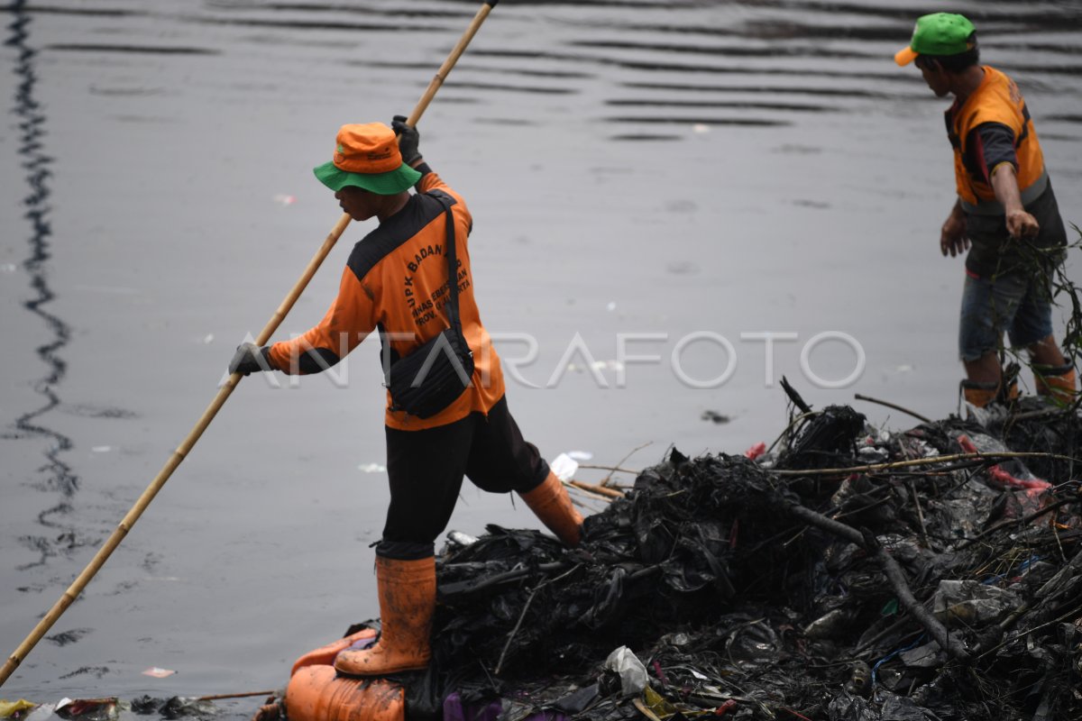 Sampah Aliran Sungai Kanal Banjir Barat Antara Foto