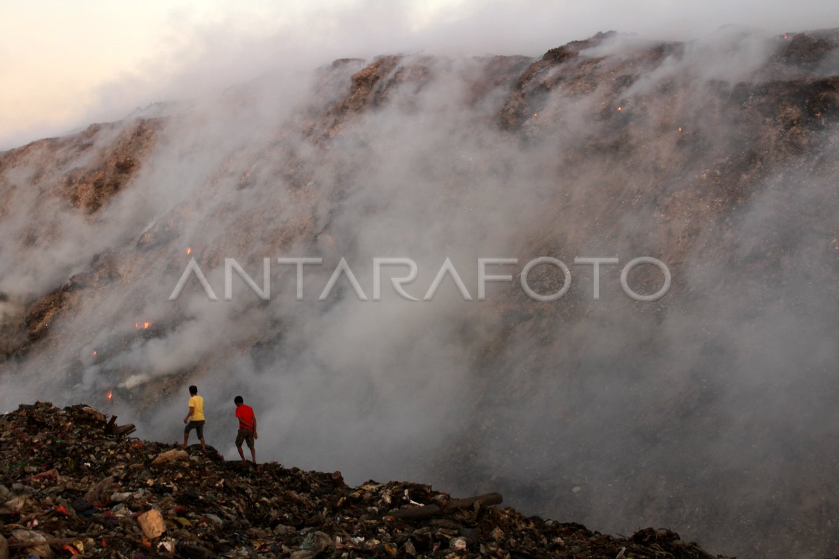 PENANGANAN KEBAKARAN SAMPAH DI TPA ANTANG ANTARA Foto