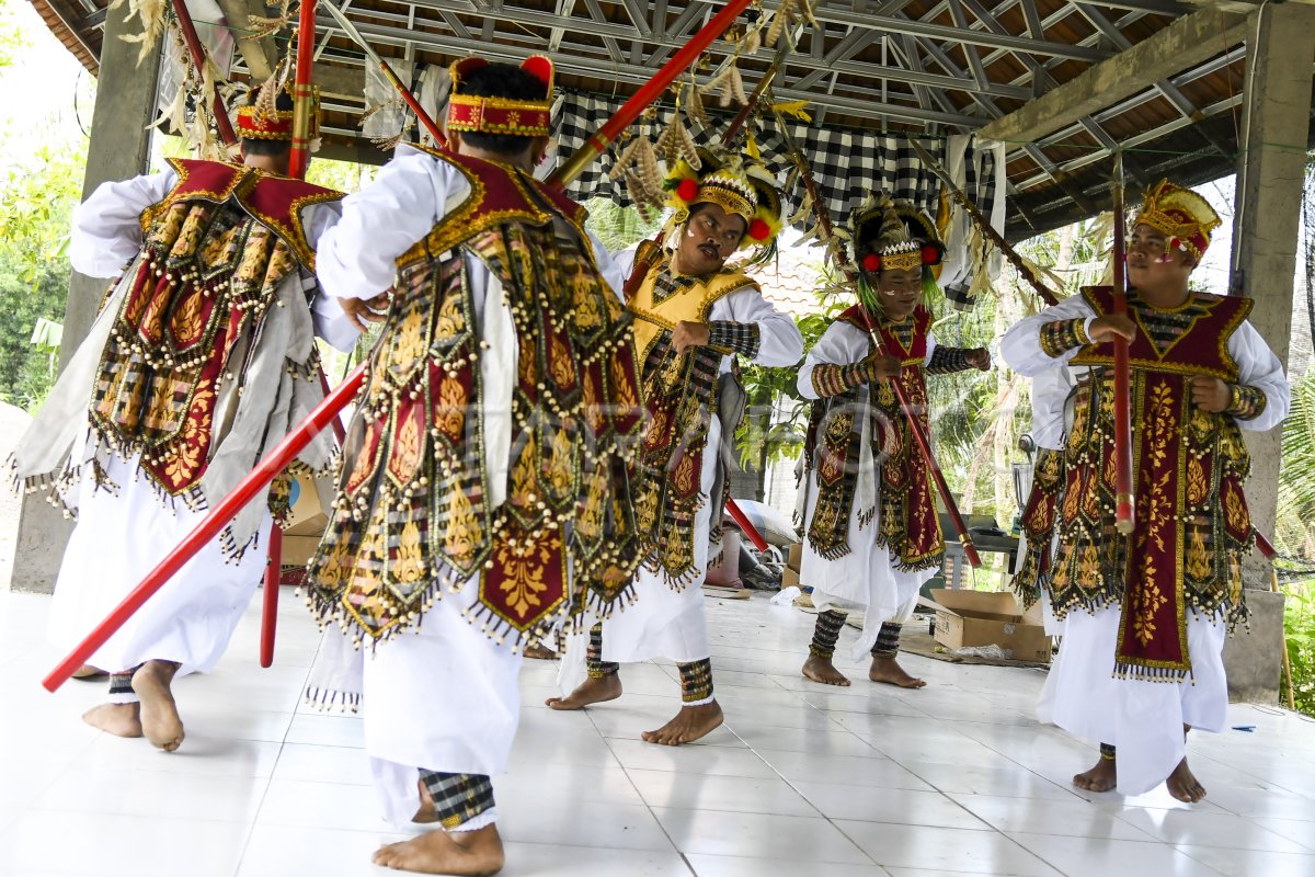 PERTAMINA BANGUN DESA ADAT MANDIRI DI BENGKALA ANTARA Foto