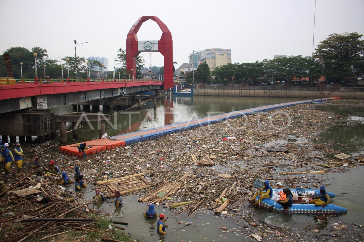 Bersihkan Sampah Kiriman Di Sungai Cisadane Antara Foto