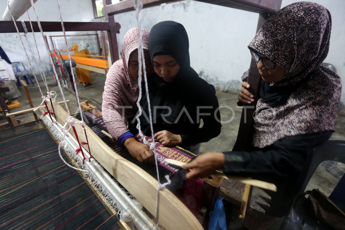 Pelatihan Tenun Tradisional Antara Foto