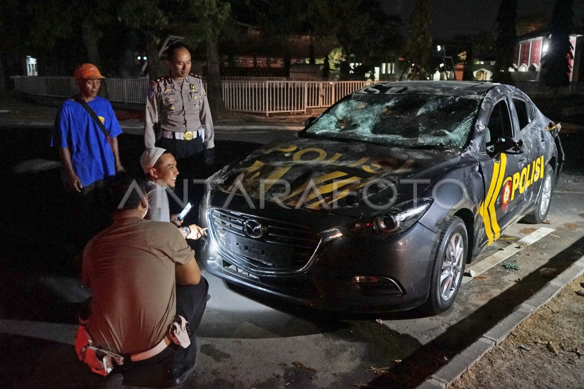 MOBIL POLISI DIRUSAK MASSA ANTARA Foto