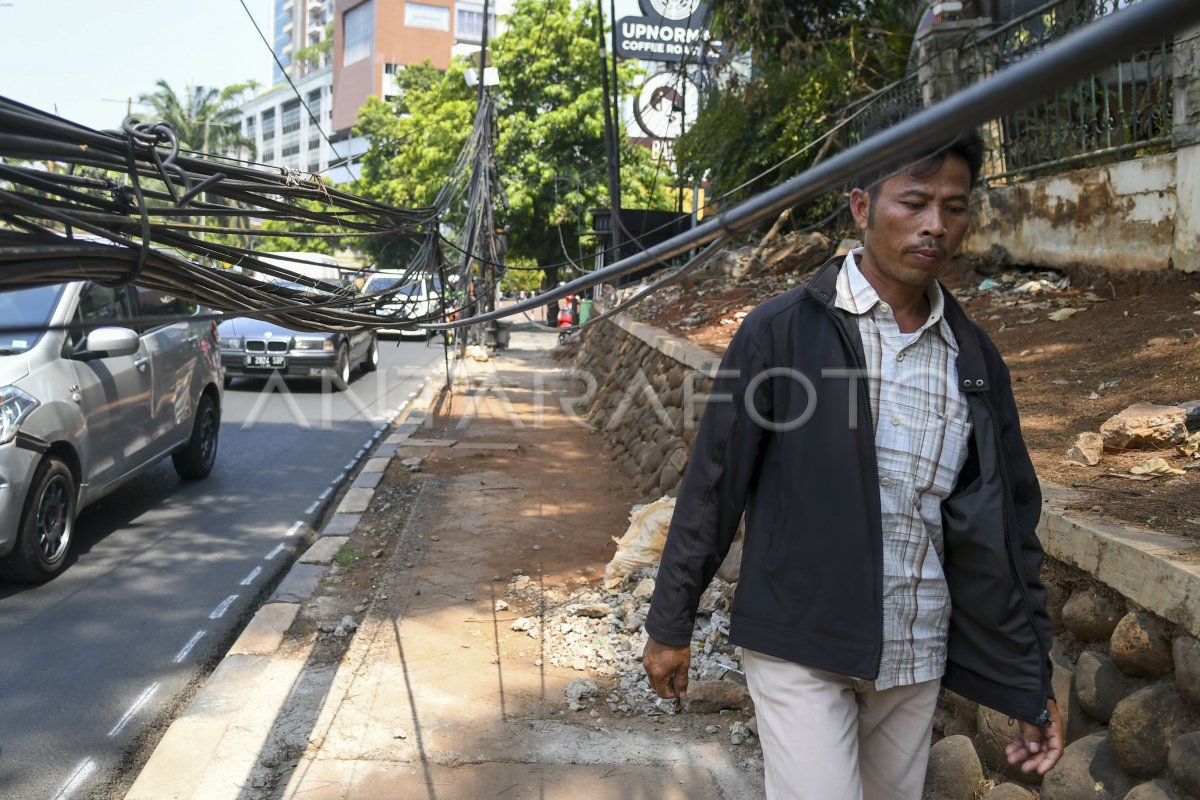 Kabel Semrawut Di Trotoar Antara Foto