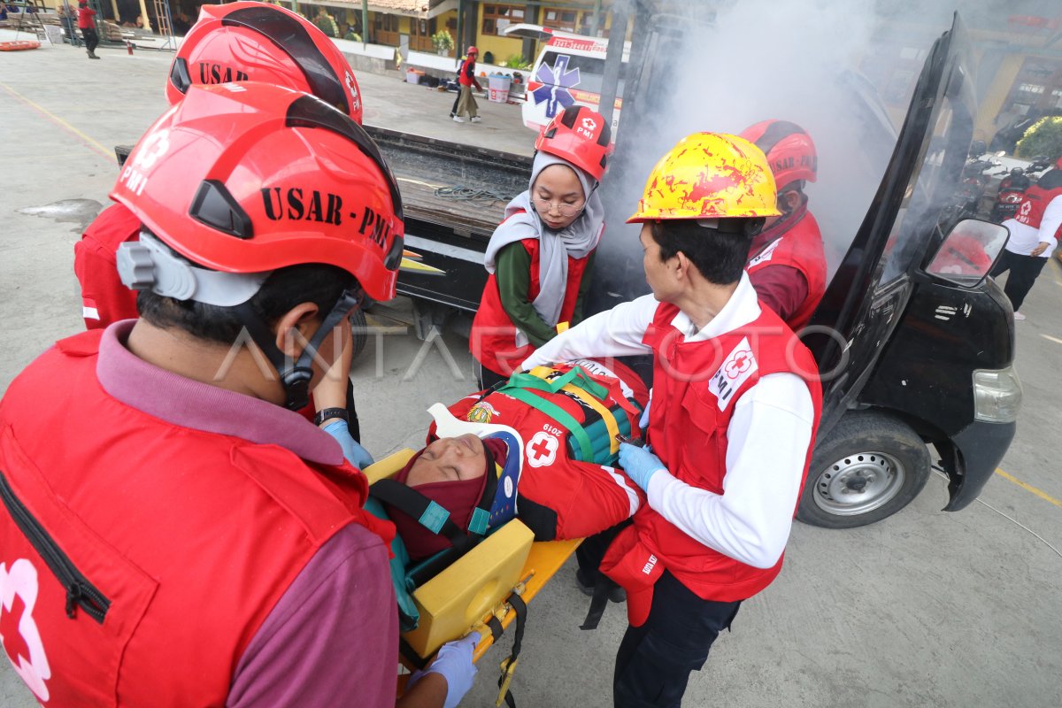 RELAWAN PMI LATIHAN EVAKUASI ANTARA Foto