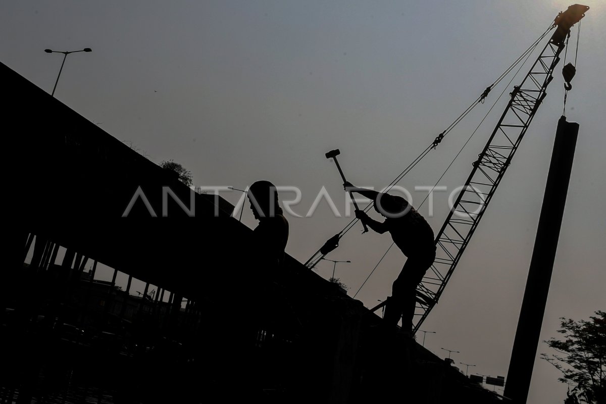 PEMASANGAN TURAP KALI ANCOL ANTARA Foto