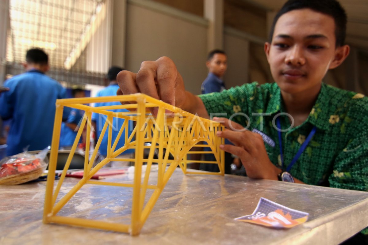 Lomba Kontruksi Jembatan Berbahan Spageti Antara Foto