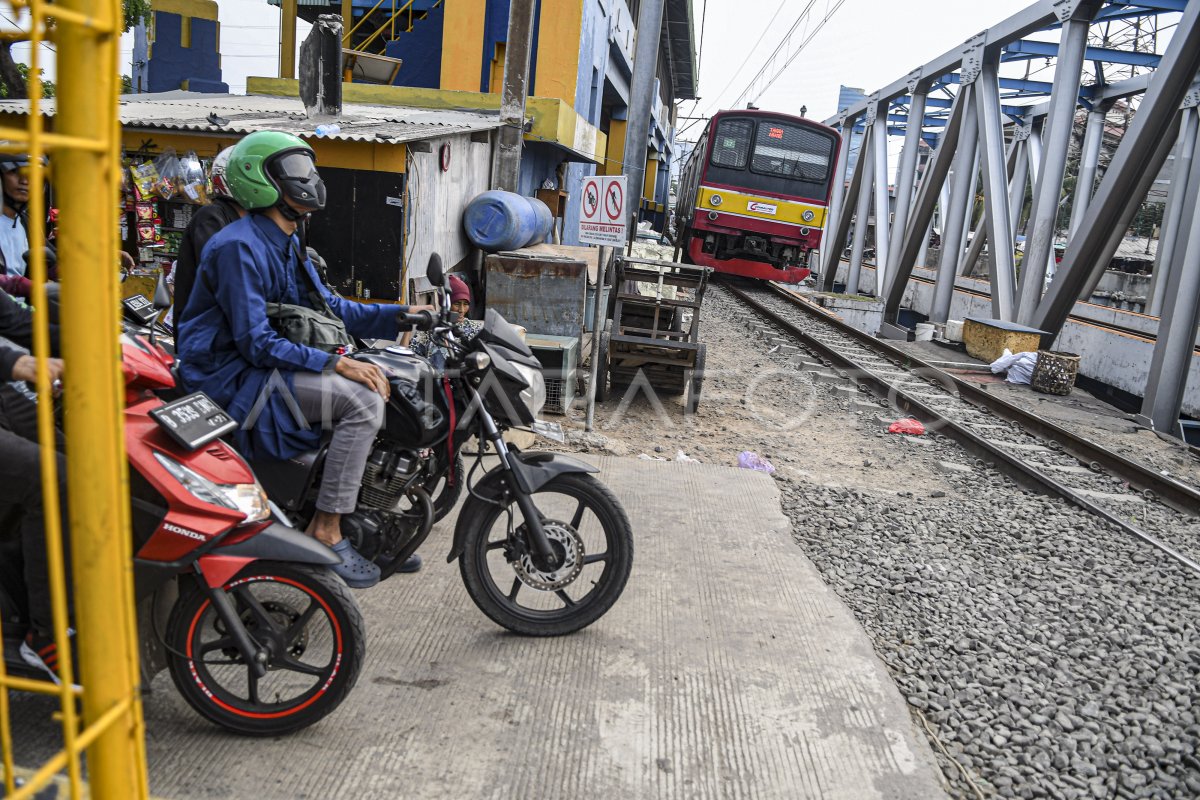 Perlintasan Kereta Tanpa Palang Pintu Antara Foto