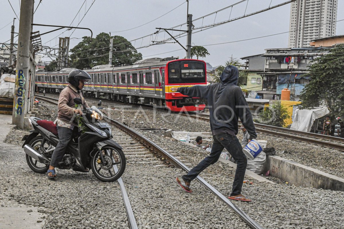 Perlintasan Kereta Tanpa Palang Pintu Antara Foto