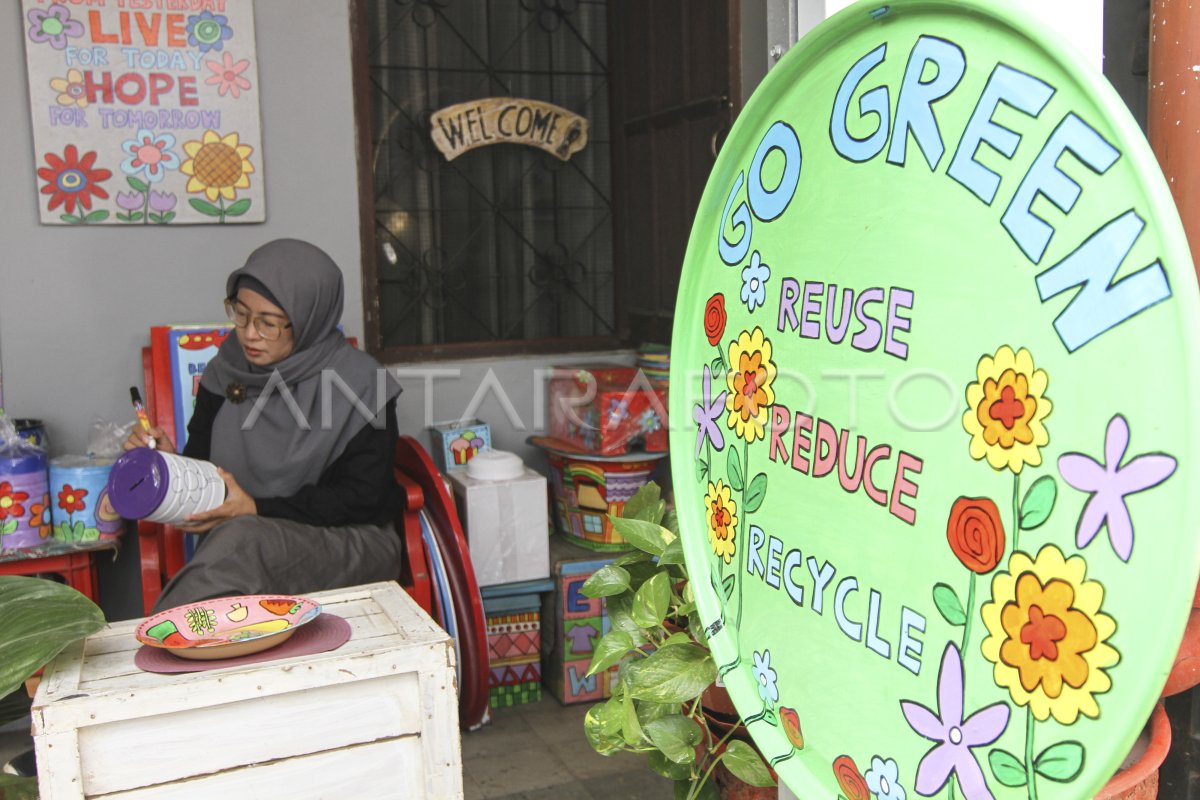 MEMANFAATKAN KALENG BEKAS ANTARA Foto