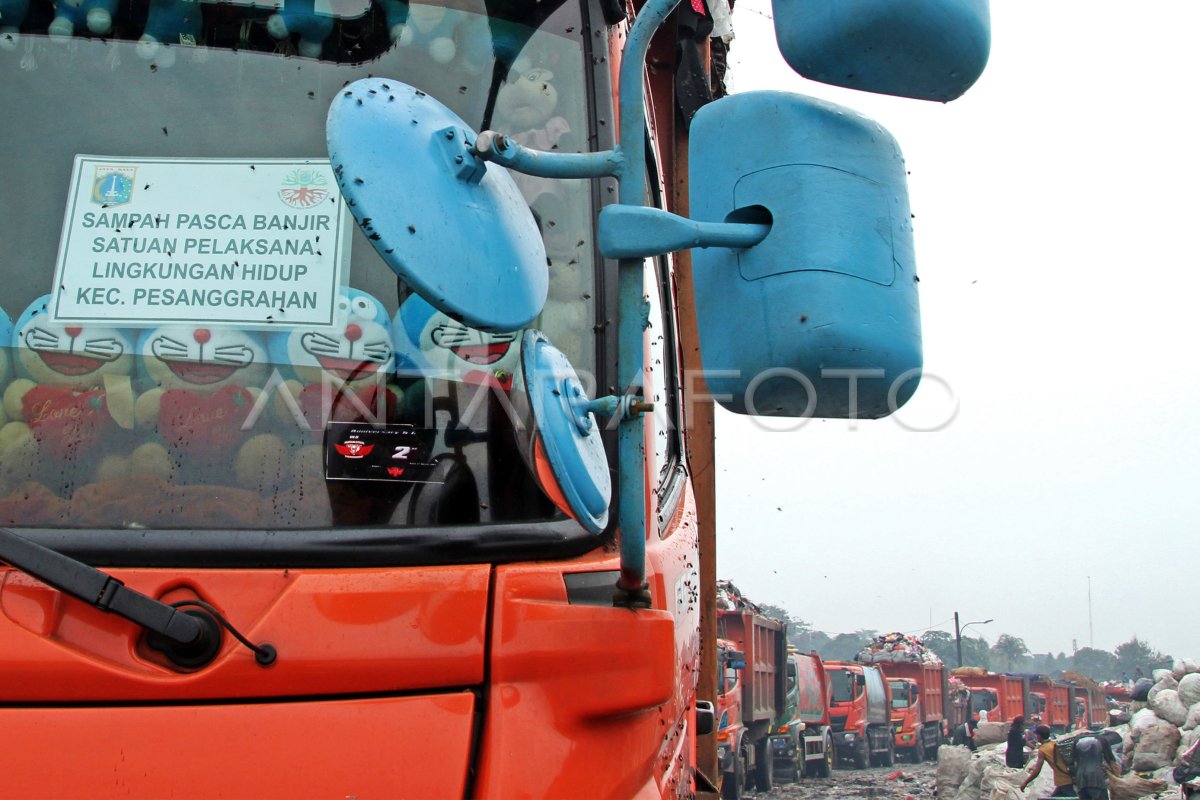 PENGELOLAAN SAMPAH PASCA BANJIR DI TPST BANTAR GEBANG ANTARA Foto