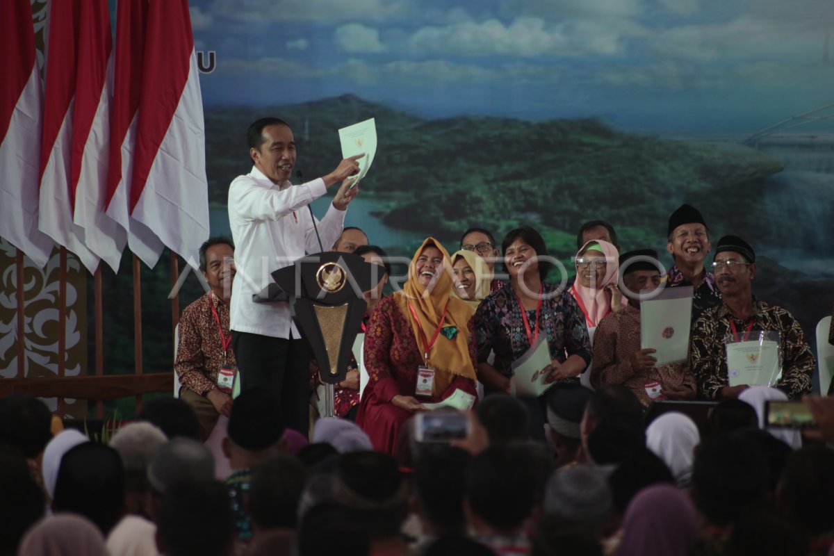 Penyerahan Sertifikat Tanah Antara Foto