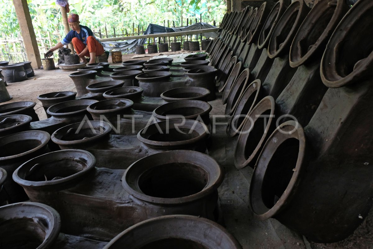 Musim Hujan Produksi Gerabah Menurun Antara Foto