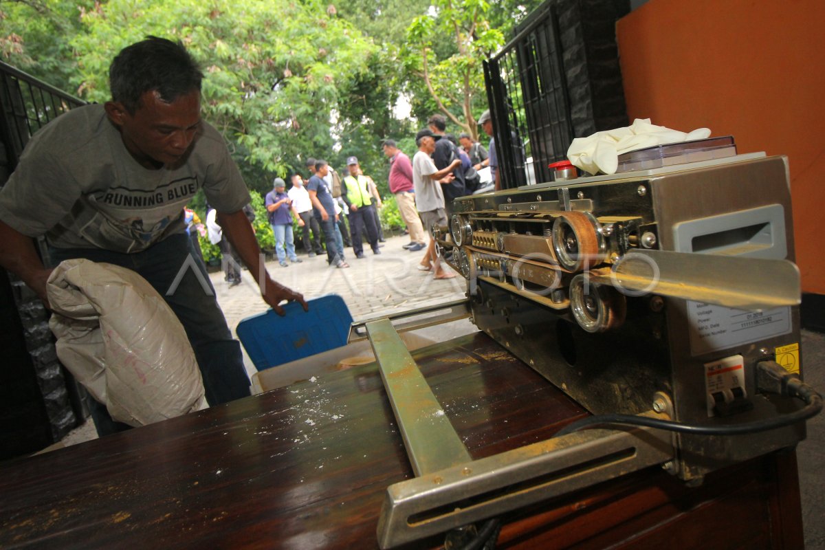 PENGGEREBEKAN RUMAH PRODUKSI JAMU KUAT ILEGAL ANTARA Foto