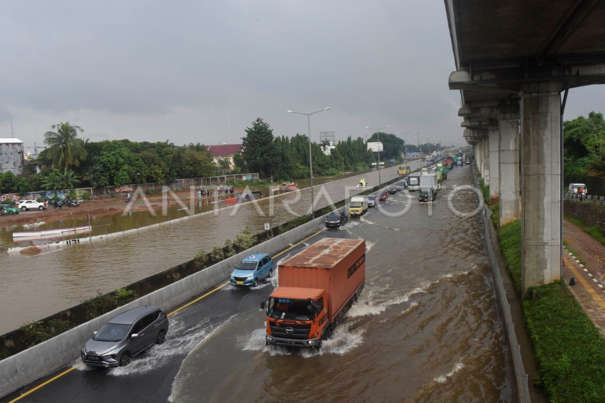 BANJIR TOL JATIBENING ANTARA Foto