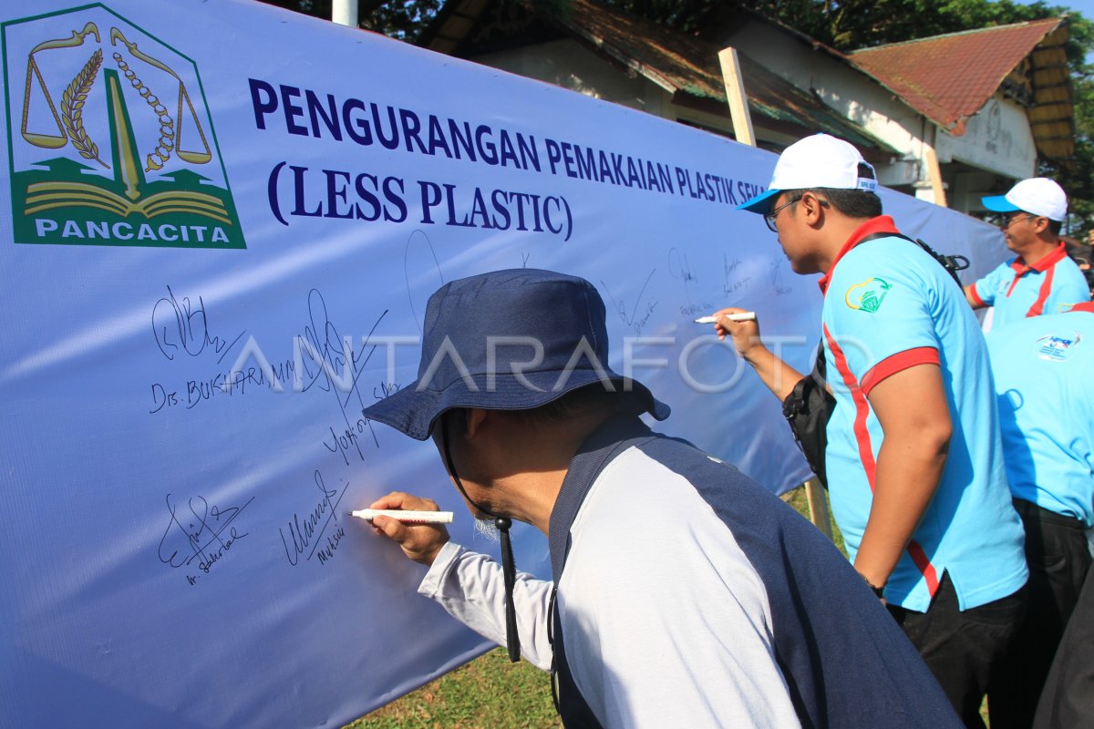 DEKLARASI PENGURANGAN PEMAKAIAN PLASTIK SEKALI PAKAI ANTARA Foto