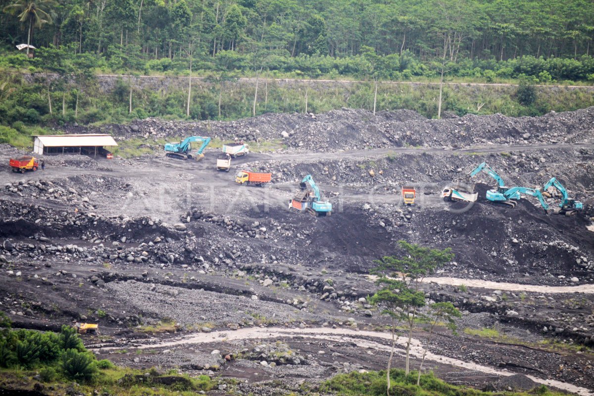 PENAMBANG PASIR ALIRAN SUNGAI GUNUNG SEMERU ANTARA Foto