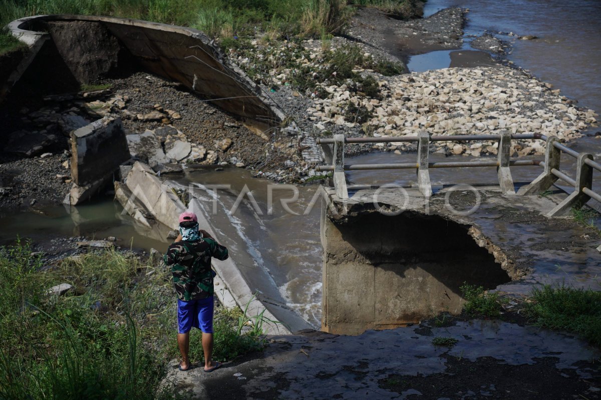 Tanggul Sungai Progo Jebol Antara Foto