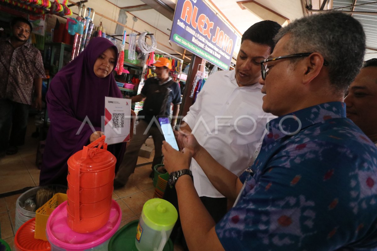 PENGGUNAAN QRIS DI PASAR TRADISIONAL ANTARA Foto