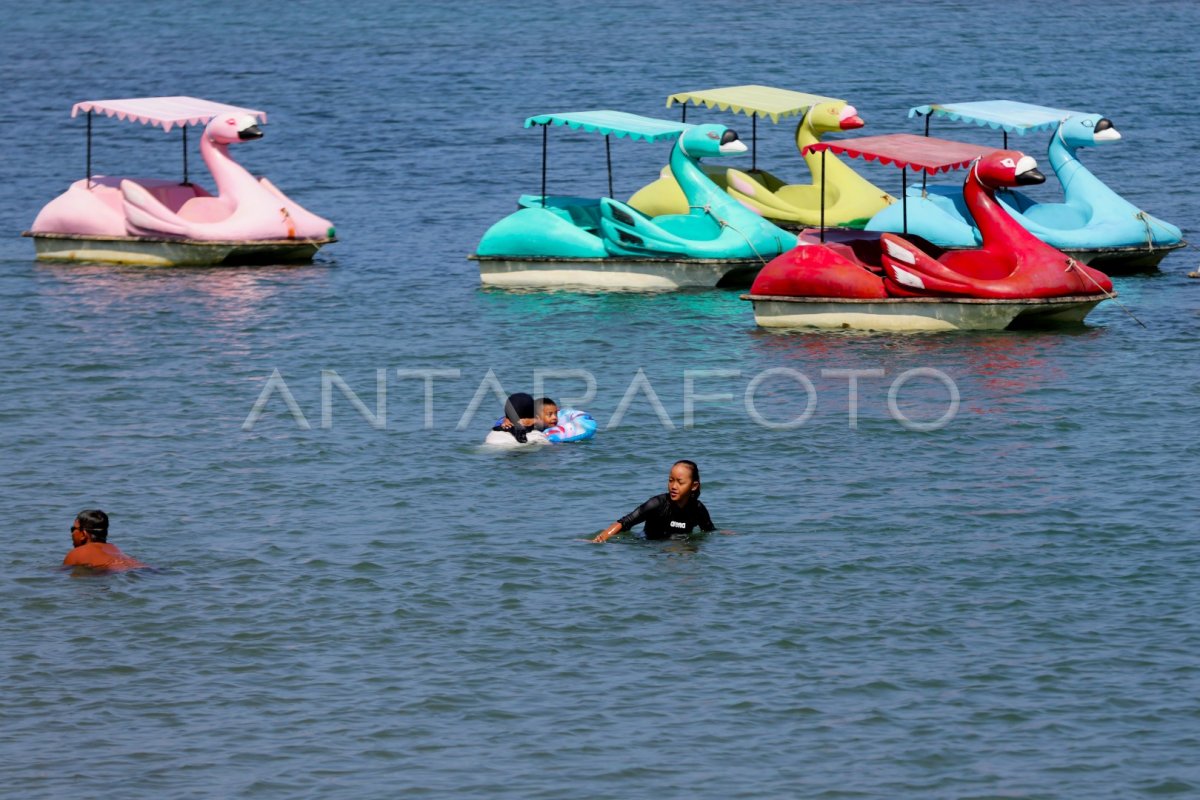 PANTAI WISATA SEPI PENGUNJUNG ANTARA Foto