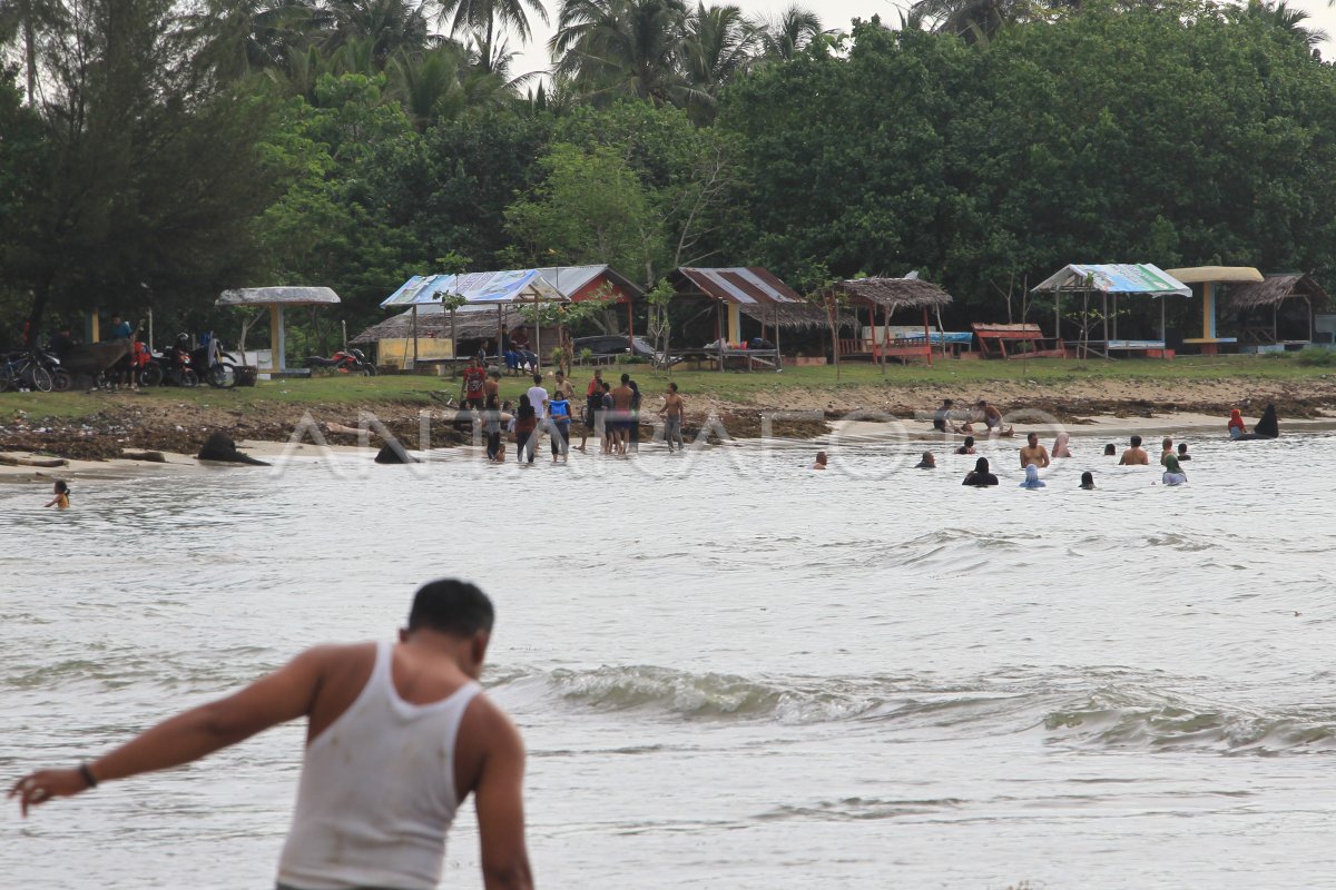 PANTAI WISATA MASIH TETAP RAMAI PENGUNJUNG ANTARA Foto