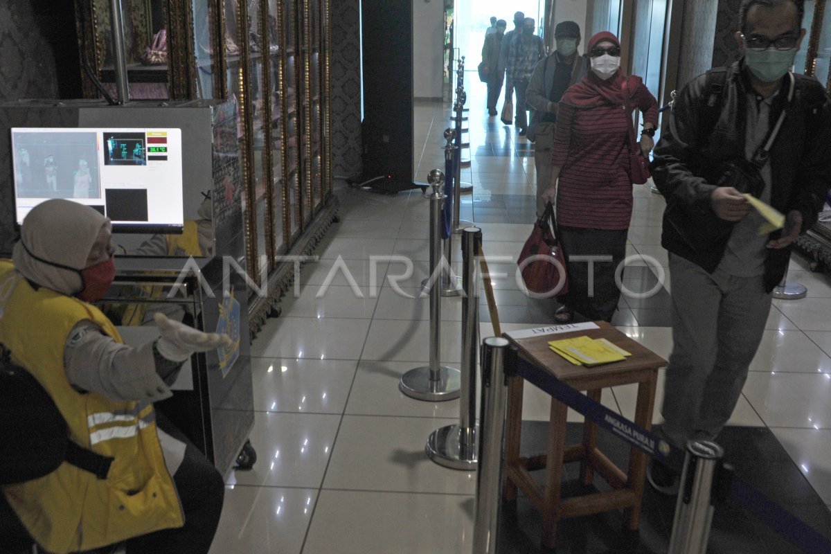 PENGAWASAN PENUMPANG PENERBANGAN DOMESTIK DI BANDARA SMB II ANTARA Foto