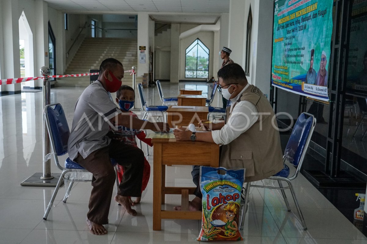 Menunaikan Zakat Fitrah Menjelang Idul Fitri Antara Foto