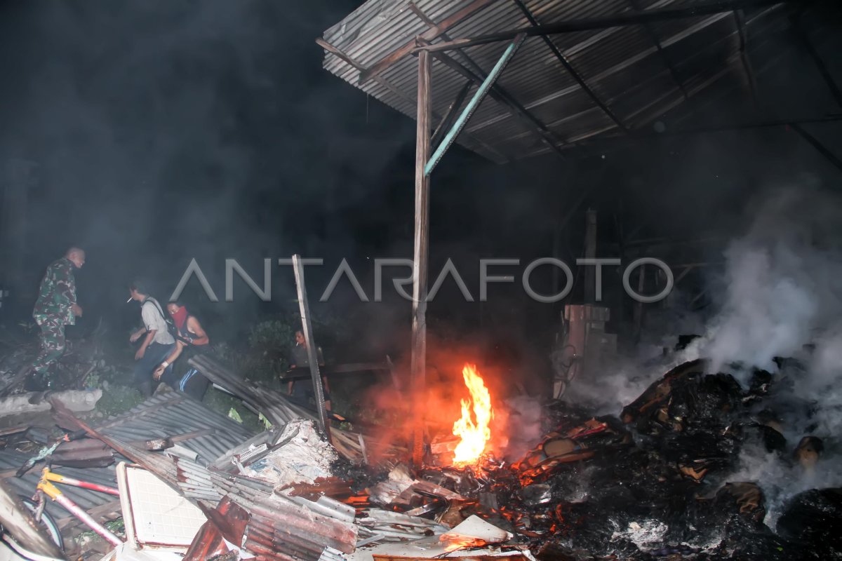 Kebakaran Gudang Pengepul Barang Bekas Antara Foto