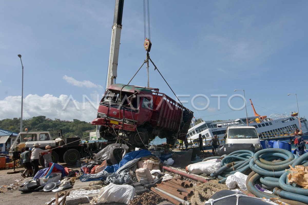 Evakuasi Muatan Kmp Dharma Rucitra Iii Yang Tenggelam Antara Foto