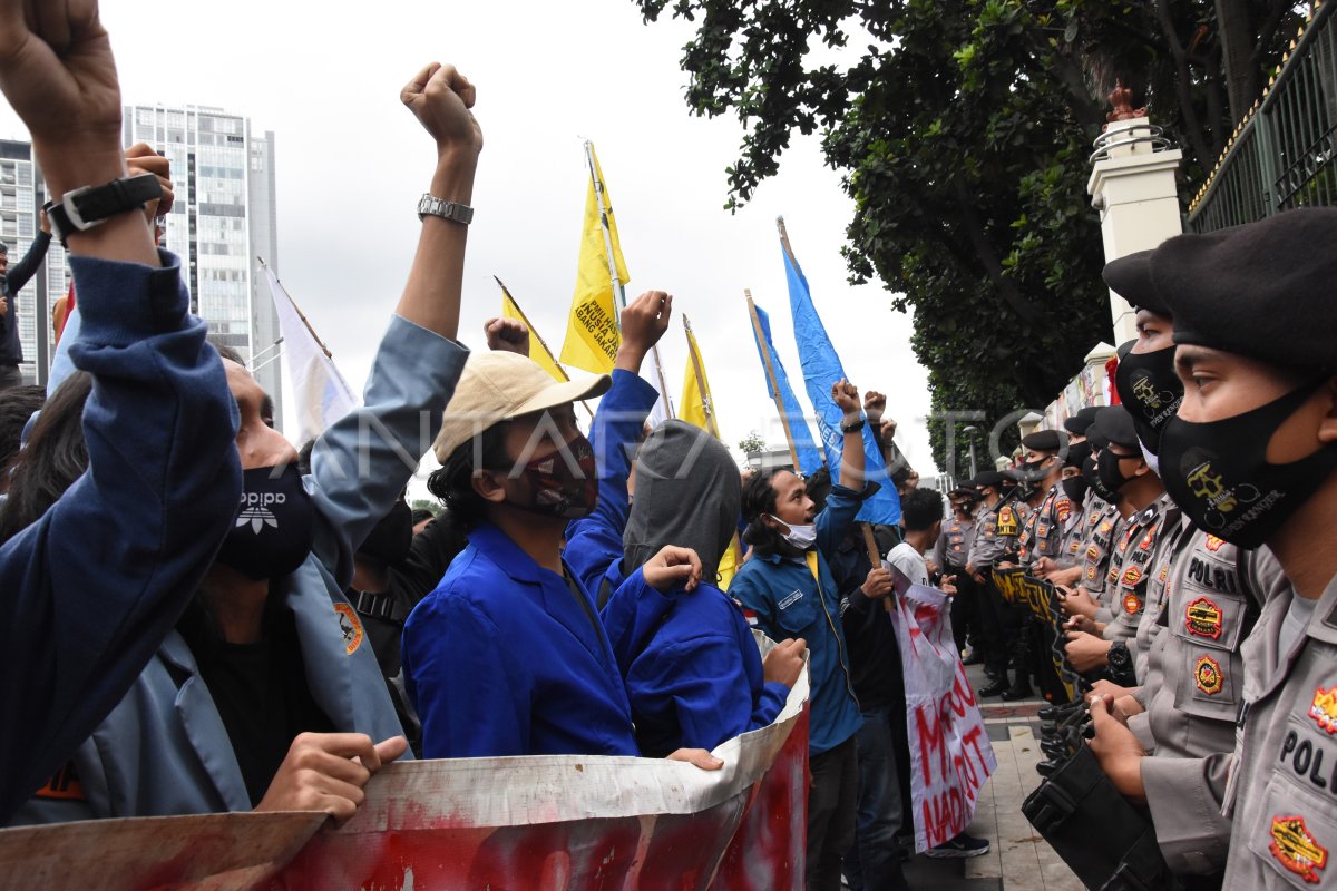 Unjuk Rasa Di Depan Kemendikbud Antara Foto