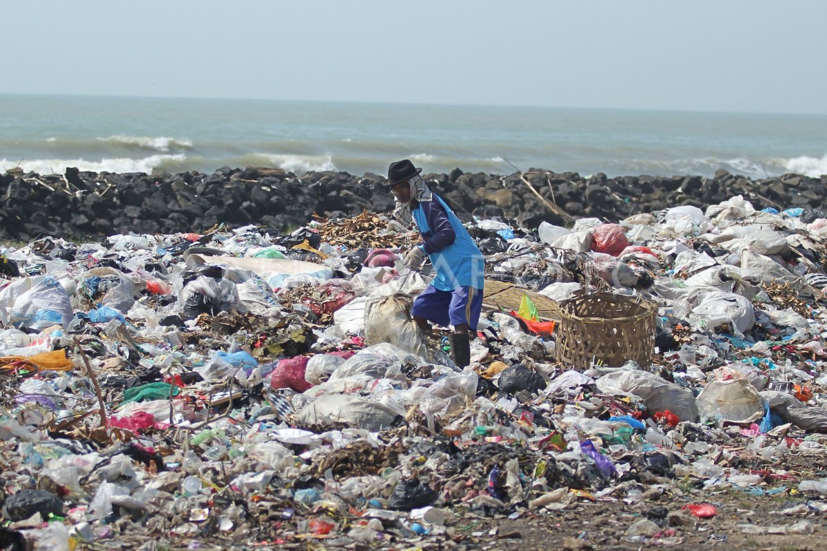 Tempat Pembuangan Sampah Di Kawasan Pantai Antara Foto