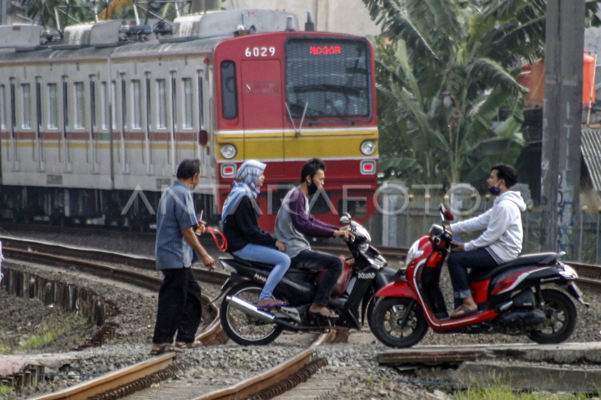 PERLINTASAN KERETA SEBIDANG TANPA PALANG PINTU ANTARA Foto