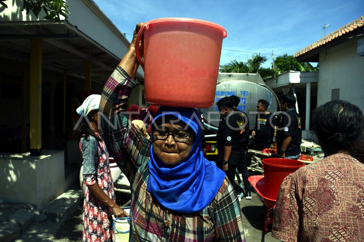 Distribusi Air Bersih Antara Foto