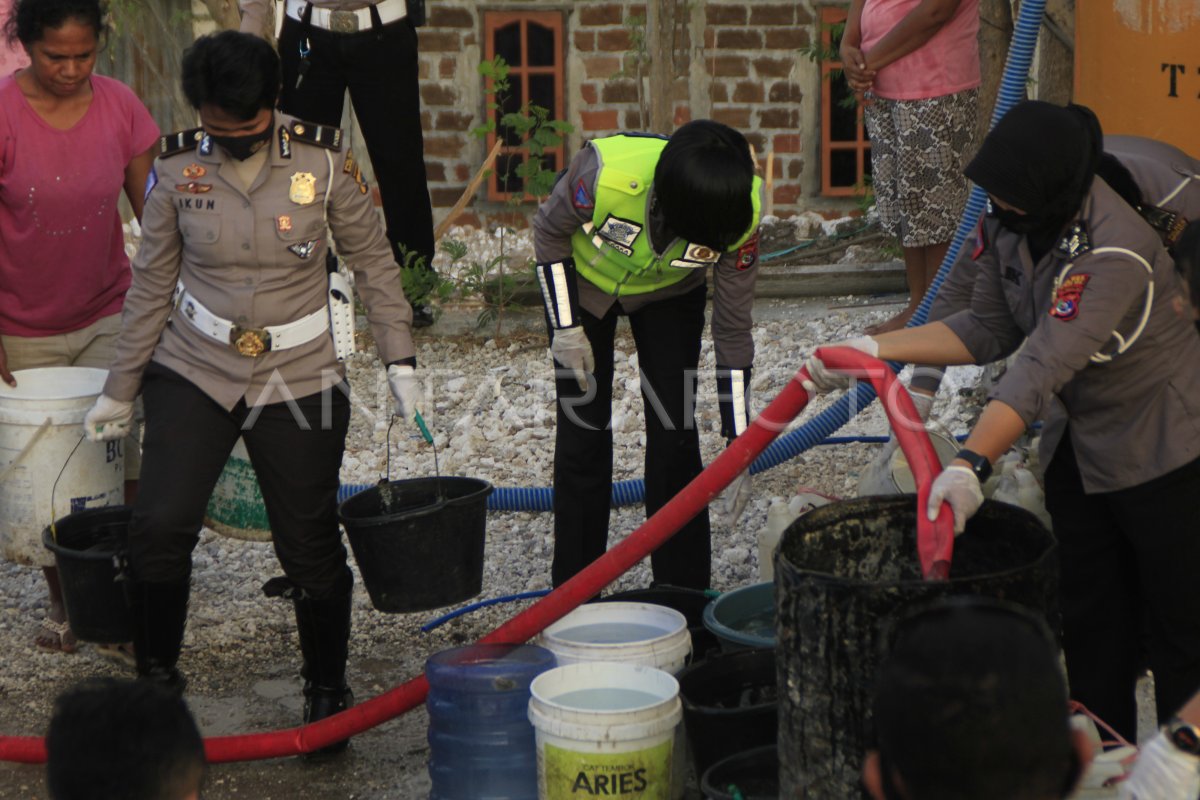 POLISI BAGI AIR BERSIH DI KOTA KUPANG ANTARA Foto