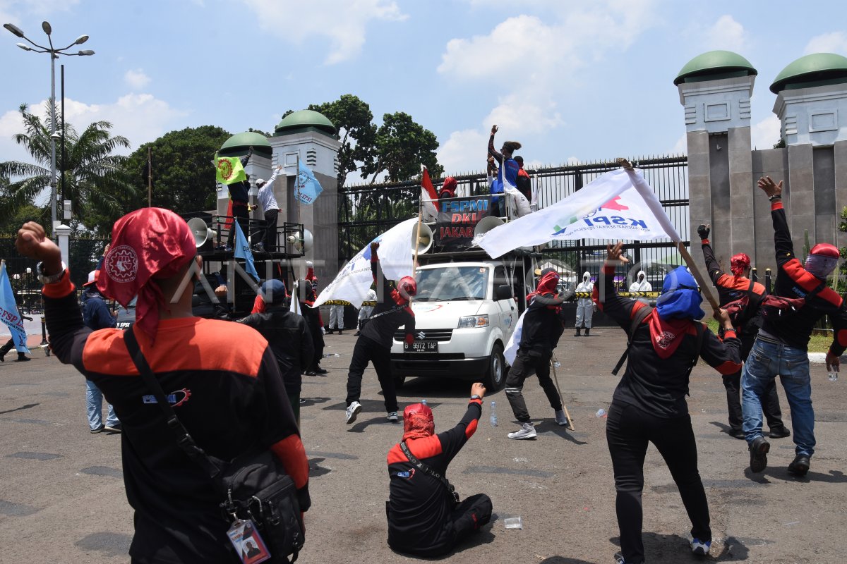 Unjuk Rasa Buruh Tolak Ruu Omnibus Law Antara Foto