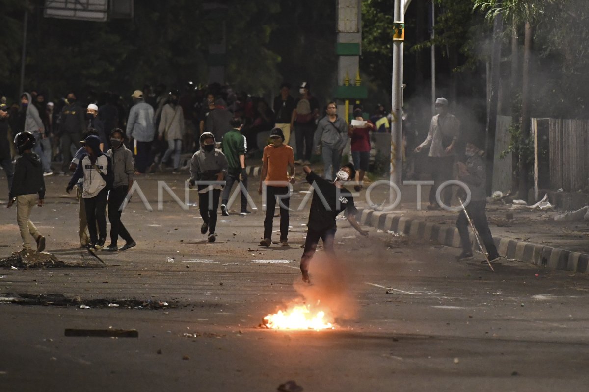 AKSI TOLAK UU CIPTA KERJA ANTARA Foto