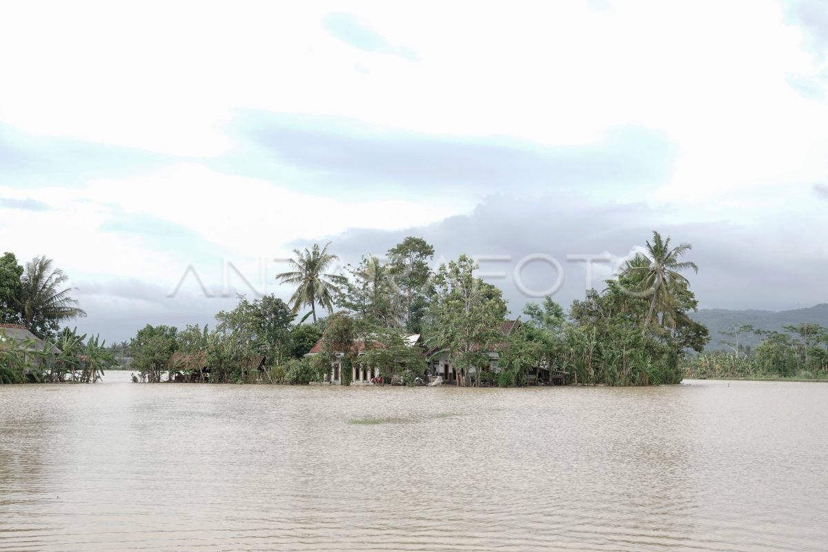 BANJIR ISOLIR SEJUMLAH WILAYAH DI CILACAP ANTARA Foto