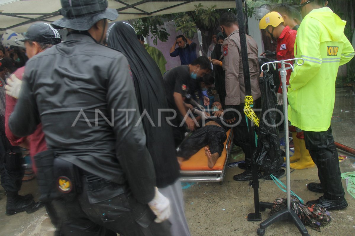 Evakuasi Korban Gempa Bumi Antara Foto