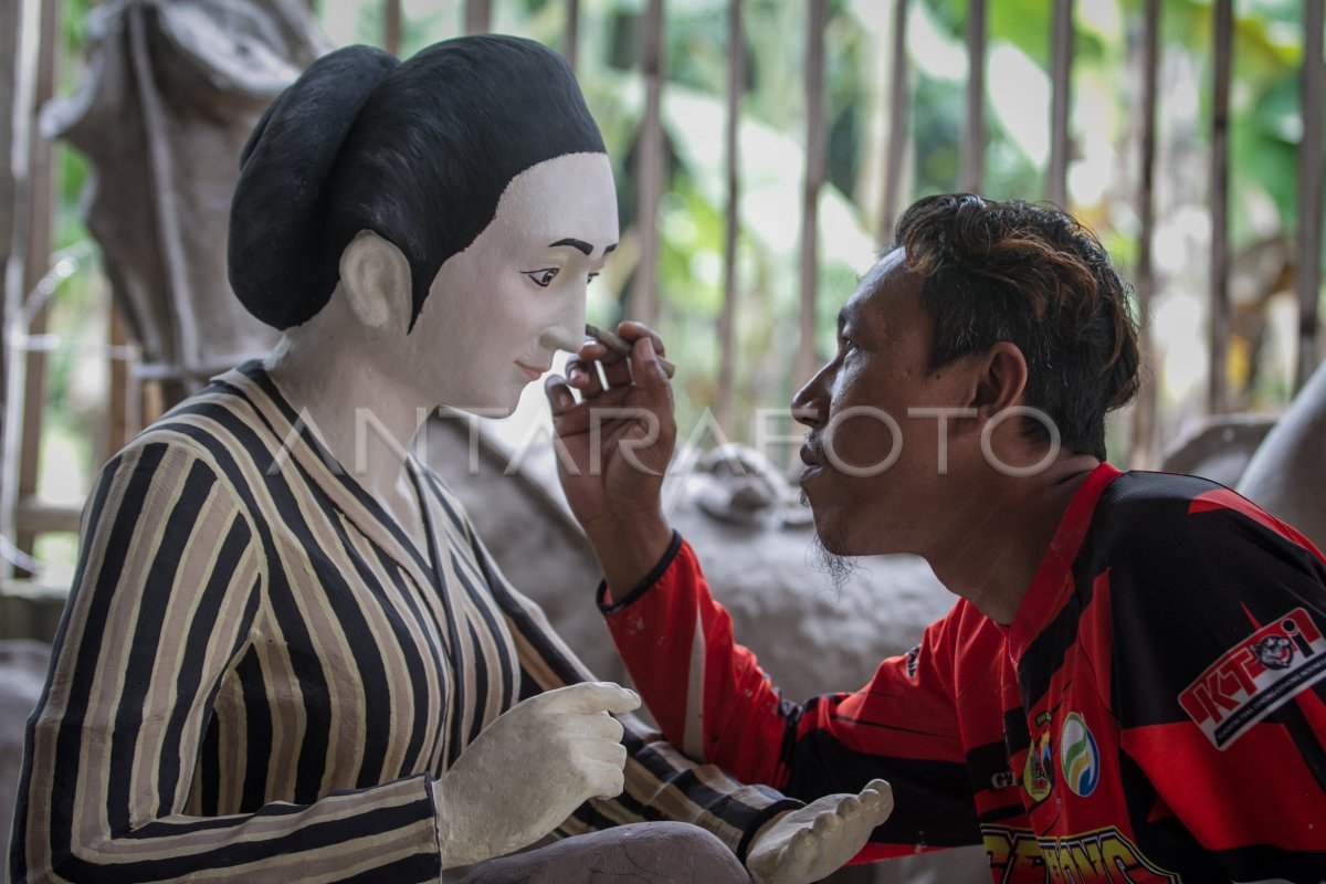 KERAJINAN PATUNG TANAH LIAT ANTARA Foto