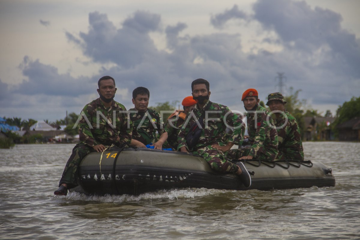 Tni Bantu Distribusikan Bantuan Untuk Korban Banjir Antara Foto