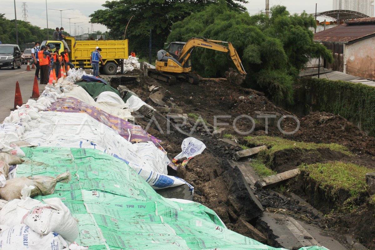 Perbaikan Jalan Tol Yang Longsor Antara Foto