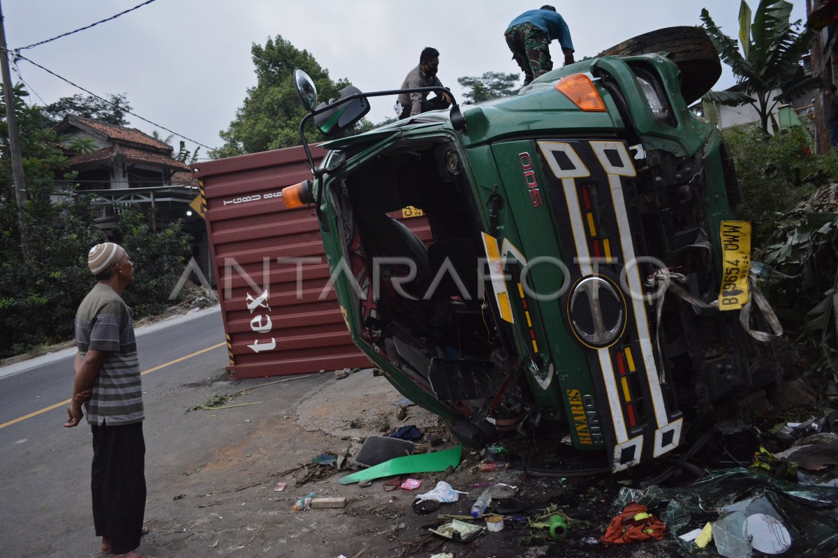 Truk Kontainer Terguling Antara Foto