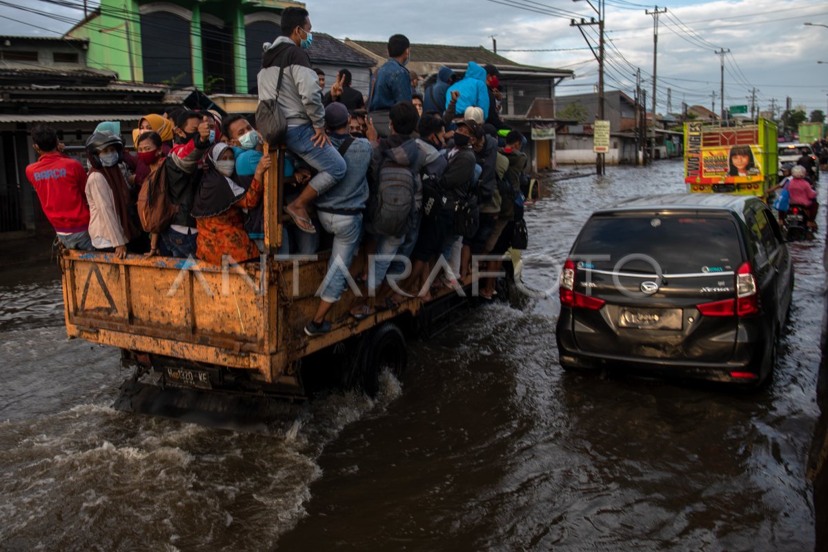 BANJIR DI JALUR PANTURA SEMARANG BERANGSUR SURUT ANTARA Foto